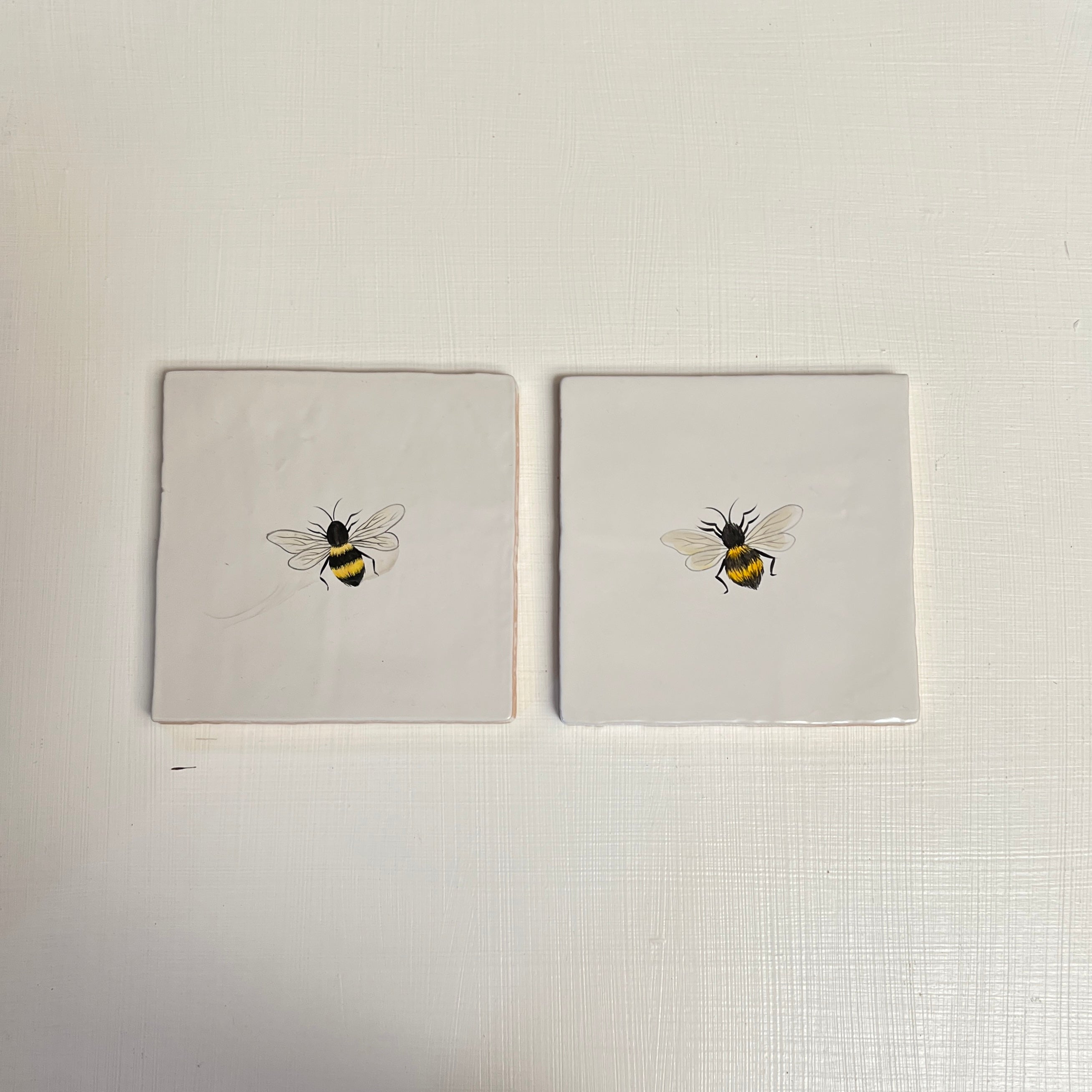 Seconds - Set of 2 Flying Bee on English (Left)