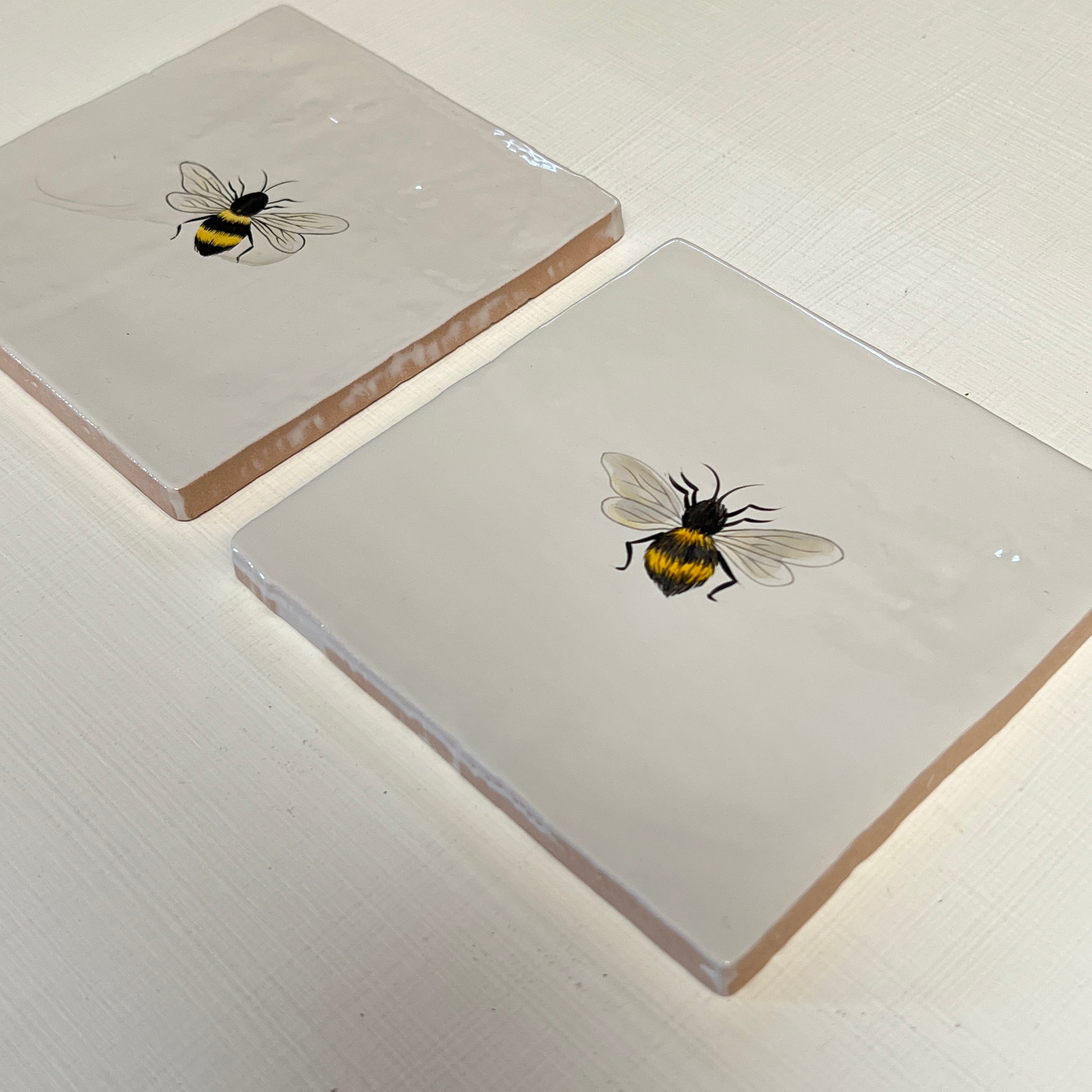 Seconds - Set of 2 Flying Bee on English (Left)