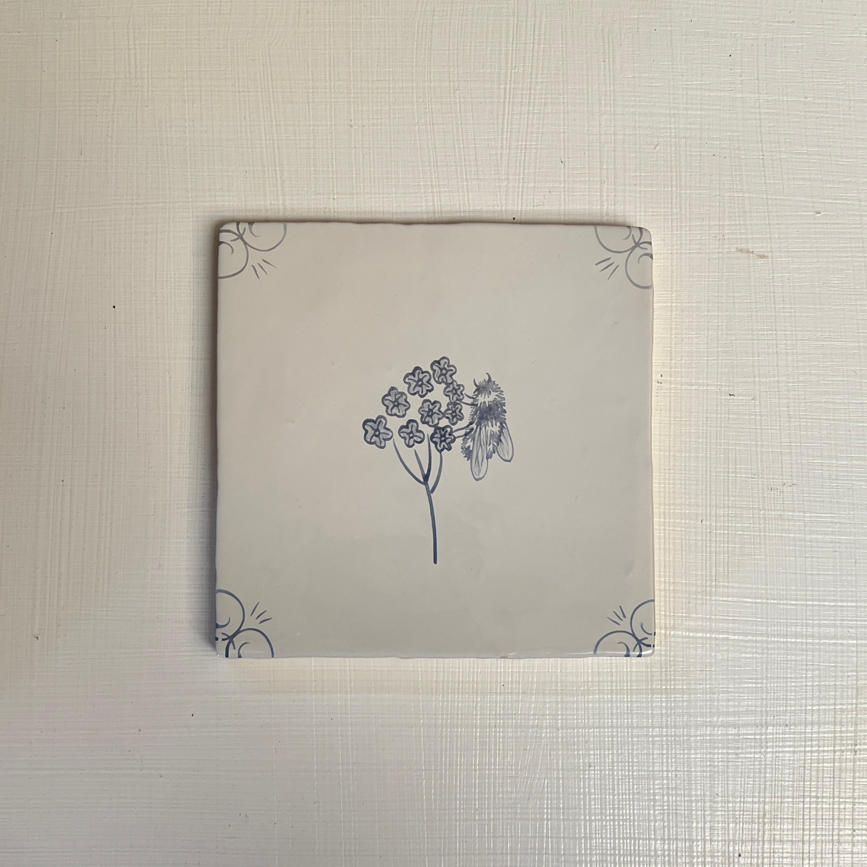 Seconds - English Delft Bee on English (English Corners)