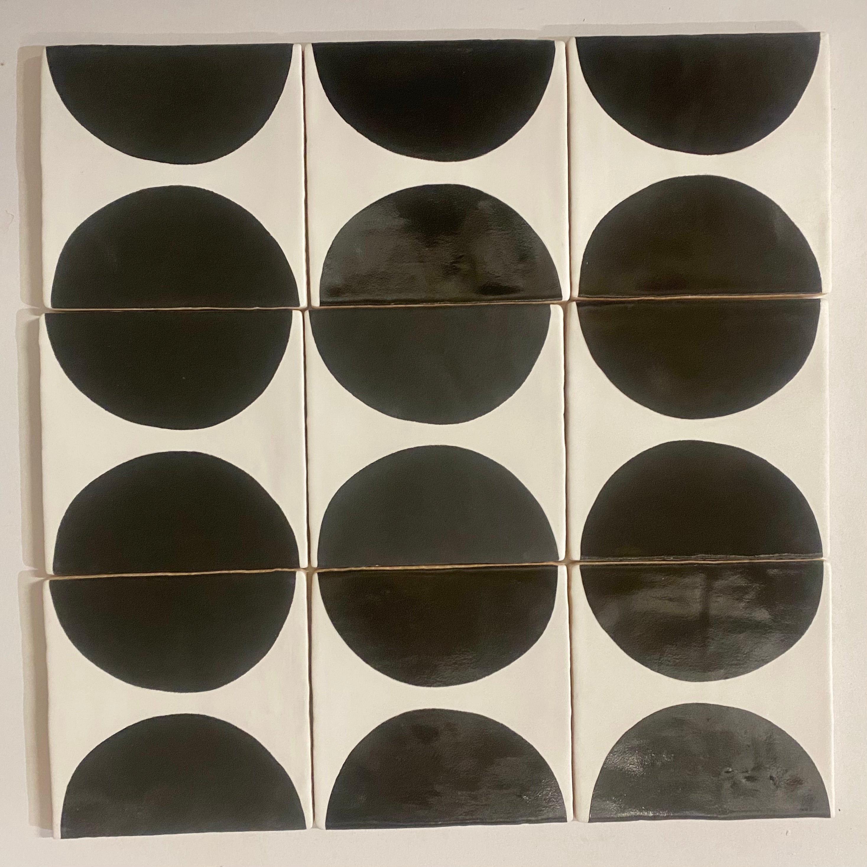 Seconds - Arc Black on Chalk