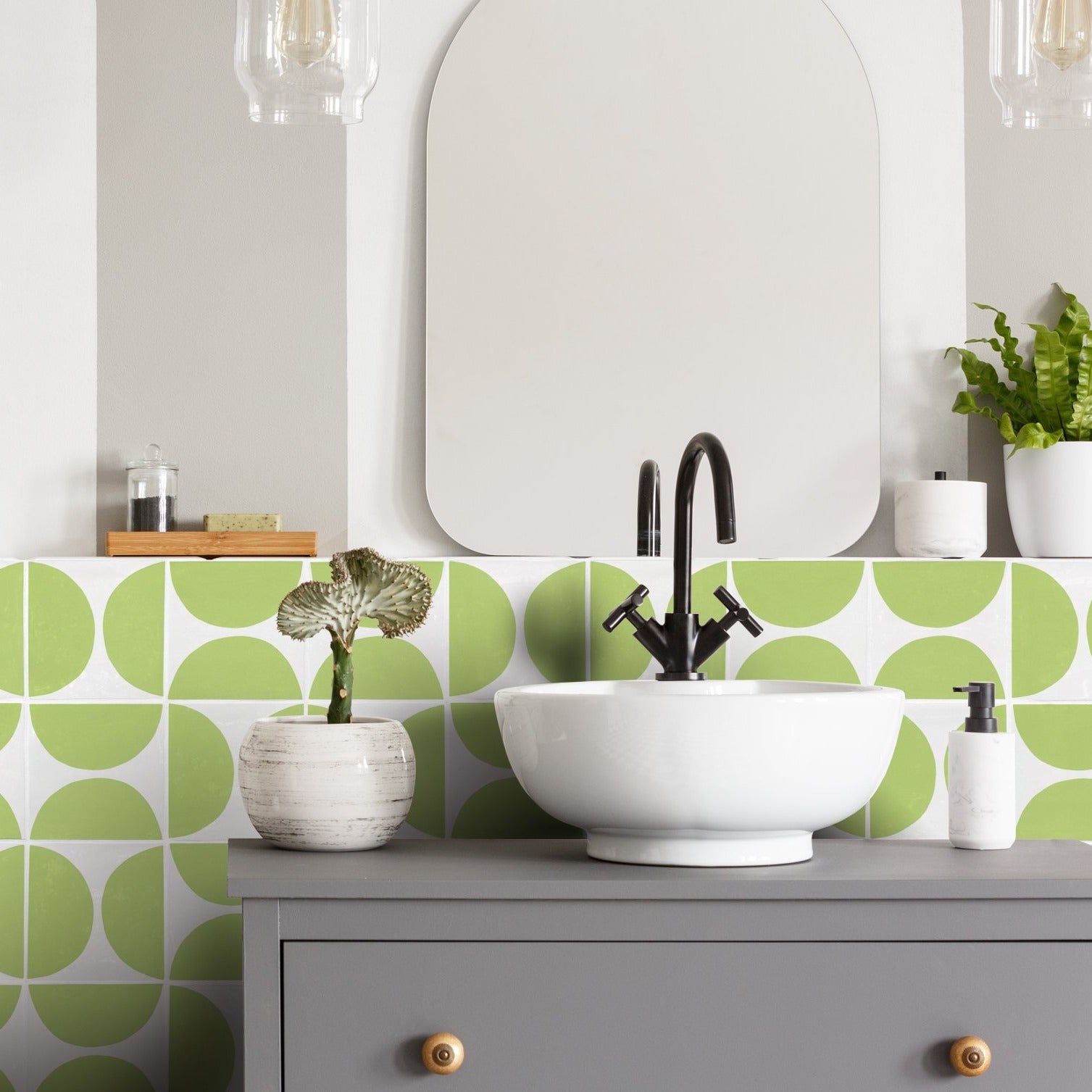 Bathroom tiled in Arc Leaf 